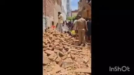 वाराणसी में गिरा जर्जर मकान, लाइट कटने से बची चार जिंदगियां