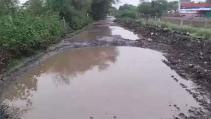रायपुर: दुबलिया से गुराड़िया के बीच क्षतिग्रस्त सड़क बारिश में बनी मुसीबत