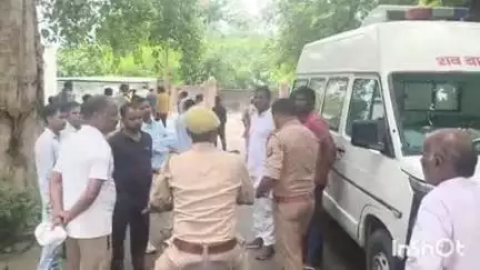 टांडा: अंबेडकरनगर में सांप के काटने से व्यक्ति की मौत, अस्पताल ले जाते समय रास्ते में तोड़ा दम, पुलिस ने शव पीएम के लिए भेजा