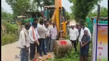 ములుగు: మంత్రి సీతక్క చొరవతో షాపల్లి గ్రామంలో రూ. 35 లక్షలతో డ్రైనేజీ పనులు ప్రారంభించిన కాంగ్రెస్ నాయకులు
