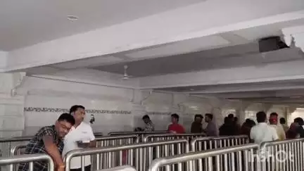 उज्जैन शहर: महाकालेश्वर मंदिर में टनल परिसर की छत का पीओपी गिरा