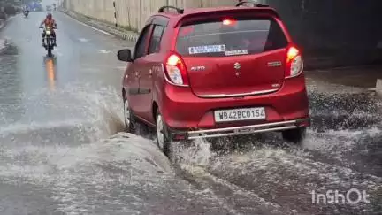 বর্ধমান ২: ১৯ নম্বর জাতীয় সড়ক লাগোয়া শক্তিগড় গ্রামীণ আন্ডার পাস এলাকায় জমা জলে সমস্যায় পথ চলতি মানুষ