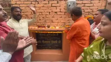 पूर्व मंत्री एवं विधायक नीलकंठ तिवारी ने प्रहलादघाट वार्ड में किया मिनी नलकूप का लोकार्पण