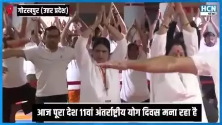 CM Yogi धोती पहनकर कर रहे थे योग तभी हुआ कुछ ऐसा योग प्रशिक्षक ने बैठा दिया ! | CM Yogi Yoga Video