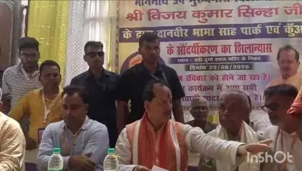 लखीसराय: नया बाजार दुर्गा स्थान परिसर में डीएम मिथिलेश मिश्र सम्मानित हुए