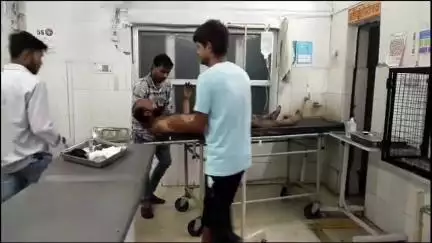 इटावा: भरथना इलाके में चाय बनाते समय युवक गंभीर रूप से जलकर घायल, जिला अस्पताल में इलाज जारी है