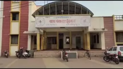 शिरोळ: हेरवाड येथील नुकतीच दहावी उत्तीर्ण झालेल्या १६ वर्षीय विद्यार्थिनीने गळफास लावून आत्महत्येच्या दुर्दैवी घटनेने खळबळ