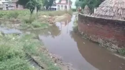 ताखा: ताखा ब्लाक क्षेत्र के ग्राम पंचायत कुदरेल के ग्राम पुरनपुरा में जल भराव से परेशान ग्रामीणों ने किया विरोध प्रदर्शन