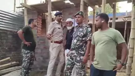 पुपरी: नानपुर थाने में दहेज मामले में पुलिस ने ठिकहा मझौर में दो अभियुक्तों के घर पर इश्तेहार चिपकाया