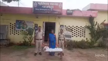 पुलिस ने अवैध रूप से महुआ शराब बेचने वाली एक महिला आरोपी को गिरफ्तार किया, 21 लीटर अवैध शराब हुई ज़ब्त