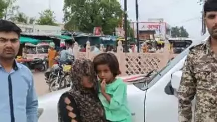 टीकमगढ़: खरगापुर बाजार में माता-पिता से बिछड़ी 6 वर्षीय बच्ची को डायल-100 ने ढूंढकर परिवार को सौंपा