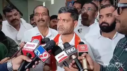 दिंडोरी: शिवाजी महाराजांचे नाव घेऊन राजकारण करतो त्यात महाराजांच्या गड किल्ल्यांची दुरावस्था निलेश लंके यांची नाशिक येथे माध्यमां