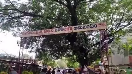 విశాఖపట్నం: కంచరపాలెం బ్రిడ్జి వద్ద జీవీఎంసీ కారు బోల్తా, ఘటనా స్థలానికి చేరుకున్న పోలీసులు