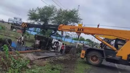 राजगढ़: राजगढ़-ब्यावरा मार्ग पर टोल नाके के पास अनियंत्रित होकर पलटा ट्रक, बड़ा हादसा टला