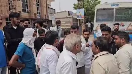 हनुमानगढ़: जंक्शन के सम्राट होटल के सामने हरियाणा रोडवेज और कार में हुई भिड़ंत, मौके पर लगा जाम