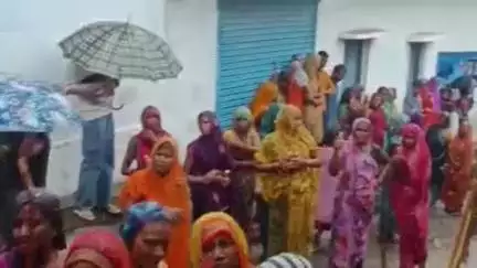 सिलवानी: ग्राम जैथारी में महिलाओं ने अवैध शराब बेचने वालों पर कसा शिकंजा, अवैध शराब ज़ब्त कर सड़क पर फेंक दी बोतलें