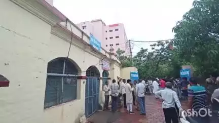 उज्जैन शहर: जिला अस्पताल के पोस्टमार्टम रूम के बाहर टीन सेट और पानी की व्यवस्था नहीं होने से लोग परेशान #jansamasya#