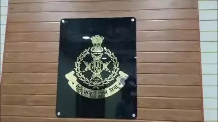 शाजापुर: कोतवाली पुलिस ने धाराखेड़ी पश्चिम पुल के पास से एक व्यक्ति को अवैध शराब के साथ पकड़ा, मामला दर्ज किया