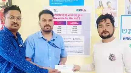 पिथौरागढ़: गौरीहाट में ग्रामीण बैंक ने पीएमजेजेबीवाई योजना के लाभार्थी को चेक सौंपा