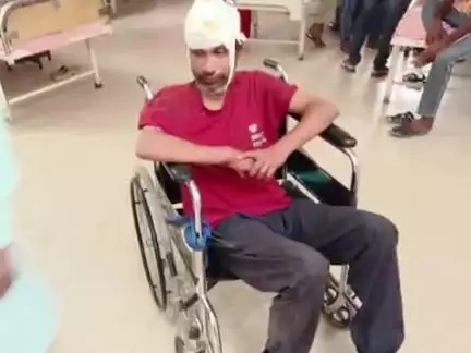 फतेहपुर: सदर के वर्मा चौराहे में अनियंत्रित इरिक्शा पलटने से सवार युवक घायल, अस्पताल में भर्ती