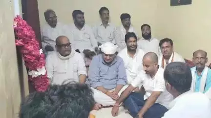 झांसी: प्रदेश अध्यक्ष अजय राय ने बट्टा गुरू को खत्रयाना मानिक चौक स्थित निवास पर श्रद्धांजलि दी