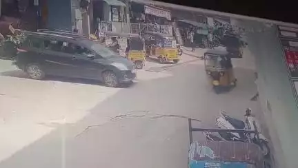 నిర్మల్: జిల్లా కేంద్రంలోని గుల్జార్ మస్జీద్ సమీపంలో కారు బీభత్సం, దుకాణం వైపు దూసుకు రావడంతో రోడ్డుపై ఉన్నఐదుగురికి తీవ్ర గాయాలు