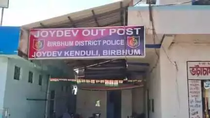ইলামবাজার: আসন্ন রথযাত্রাকে সামনে রেখে জয়দেব কেন্দুলী পুলিশ ফাঁড়ির প্রশাসনের পক্ষ থেকে এলাকার মানুষদেরকে নিয়ে একটি মিটিং করা হয়