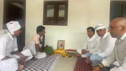 राजगढ़: राजगढ़ जिला पंचायत अध्यक्ष चंद्र सिंह सोधिंया ने हांसरोद गांव पहुंचकर सजन सिंह की माता जी को दी श्रद्धांजलि