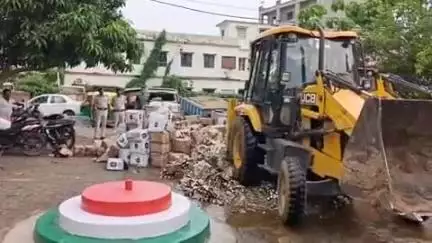 कुदरा में दंडाधिकारी की उपस्थिति में 780 लीटर अंग्रेजी एवं देसी शराब का जेसीबी मशीन से किया गया विनष्ट