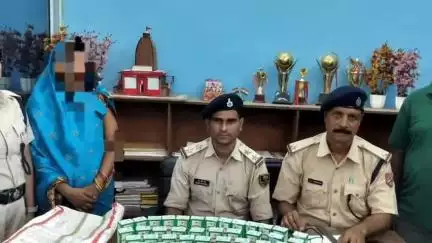 डेहरी: आरपीएफ डेहरी ऑन सोन और स्थानीय पुलिस ने शराब तस्कर महिला को पकड़ा