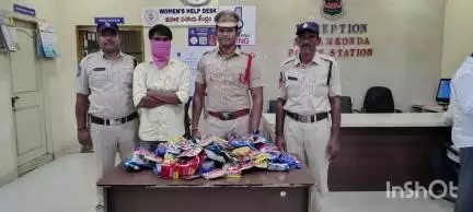 కిషన్ పుర ఏరియాలో ఒక పాన్ షాప్ లో నిషేధిత పొగాకు ఉత్పత్తులను పట్టుకున్నారు పోలీసులు