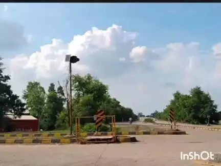 टांडा: NH-233 पर खराब डिजिटल संकेतक से बढ़ा खतरा, बसखारी के डोडो चौराहे पर डिवाइडर न दिखने से हो रही दुर्घटनाएं, मरम्मत की मांग
