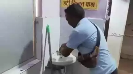 राजपुर: CHC राजपुर में प्रसूता कक्ष में पानी की किल्लत से जूझते दिखे मरीज व परिजन,वीडियो देखकर हो जाएंगे हैरान #jansamasya