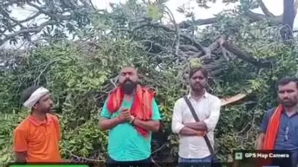 फतेहपुर: बेरागढ़ीवा में लकड़ी माफियाओं ने सूखे पेड़ का परमिशन लेकर फलदार वृक्ष काटा, बजरंग दल के लोगों ने किया प्रदर्शन