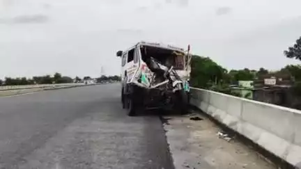 मोहनिया: मुठानी के पास दो ट्रकों के बीच हुई टक्कर, एक ट्रक के खलासी को अस्पताल में कराया गया भर्ती