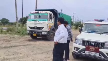 થાનગઢ: થાનગઢ રોડ પર ઓવરલોડ રેતી ભરેલું ડમ્ફર ઝડપાયું.