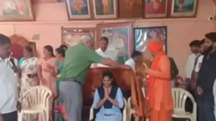 ಭಾಲ್ಕಿ: ಮಹಾನಟಿ ಕಾರ್ಯಕ್ರಮದಲ್ಲಿ ನಟಿಸಿ, ಗೆಲುವು ಸಾಧಿಸಿದ ವಿದ್ಯಾರ್ಥಿನಿ ದಿವ್ಯಾಂಜಲಿಗೆ ಪಟ್ಟಣದ ಹಿರೇಮಠದಲ್ಲಿ ಸನ್ಮಾನ
