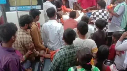 चकिया पिपरा: एनएच 42 पर ओझा टोला गांव के सामने मंदिर के पास टैंकर चालक ने बाइक चालक को ठोकर मारी, बाइक चालक गंभीर घायल