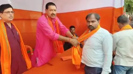 कल्याणपुर: मछुआरा सम्मेलन कार्यक्रम के अवसर पर कल्याणपुर विधानसभा के काउंटर पर मछुवारों का रजिस्ट्रेशन कर सम्मानित किया गया