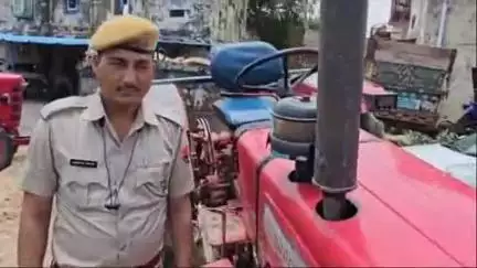 टोंक: बरौनी थाना पुलिस ने अवैध चेजा पत्थर से भरा एक ट्रैक्टर-ट्रॉली किया ज़ब्त