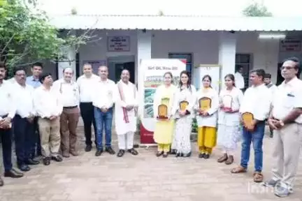 बलरामपुर: बलरामपुर में निशुल्क स्वास्थ्य शिविर में ड्यूटी कर रही चिकित्सकीय टीम से मंत्री रामविचार नेताम ने की मुलाकात