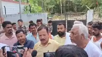 हाजीपुर: काजीपुर थाना क्षेत्र में गोली मारकर हत्या के बाद विधायक ने परिजनों से की मुलाकात