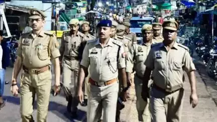 महरौनी: महरौनी में नवागंतुक सीओ आशीष मिश्रा के साथ थाना महरौनी पुलिस ने फुट पेट्रोलिंग कर सुरक्षा का एहसास कराया