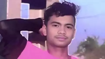 गुमला: बारिश और आंधी से सड़क पर गिरा पेड़, बाइक सवार ने मारी टक्कर, मौके पर हुई मौत