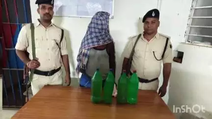 गोह: बैजलपुर से पुलिस ने आठ लीटर देसी महुआ के साथ कारोबारी को किया गिरफ्तार
