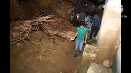 सोनाहातु: विधायक अमित महतो ने एदेलडीह गांव में बारिश से गिरे मकानों का किया मुआयना