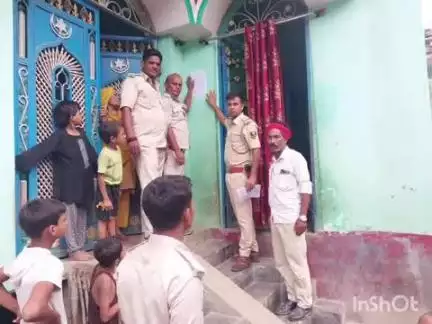 गोपालगंज: मांझा थाने की पुलिस ने विभिन्न मामलों में फरार 8 आरोपियों के घर कोर्ट के आदेश पर इश्तिहार चिपकाए