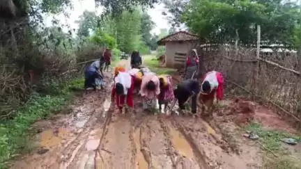 अंबिकापुर: लखनपुर के कटिंदा सड़क की बदहाली से परेशान ग्रामीण महिलाओं ने किया अनोखा विरोध प्रदर्शन