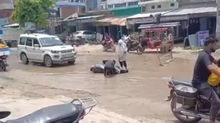 भोरे: भोरे मीरगंज मुख्य पथ पर गड्ढा जानलेवा, 2 घंटे में पलटे 3 ई-रिक्शा, 9 घायल, 2 गंभीर
