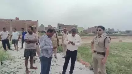चंदौसी: चंदौसी असालत पुर जारही रोड स्थित 45 बीघा जमीन की प्लॉटिंग पर पहुंचे एसडीएम व सीओ, मानक के विपरीत निर्माण को कराया ध्वस्त